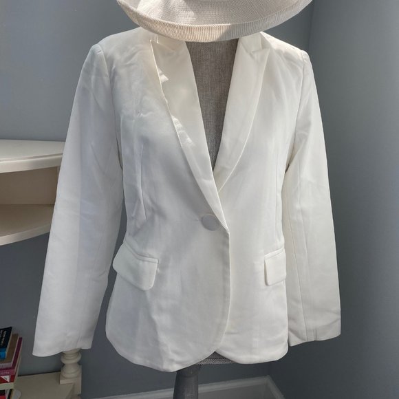 Jackets & Blazers - A Beautiful Like New White Blazer size Small